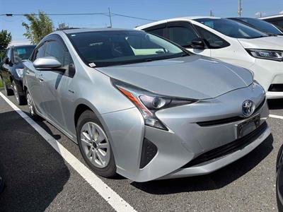 2016 Toyota Prius - Thumbnail