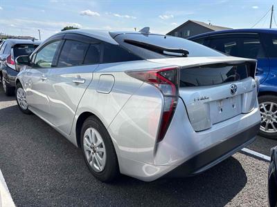 2016 Toyota Prius - Thumbnail